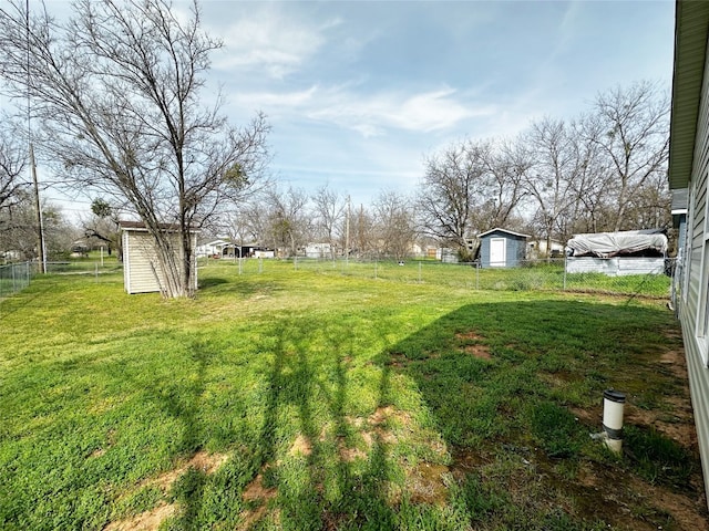 view of yard featuring an outdoor structure