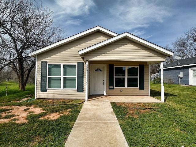 bungalow featuring a front yard