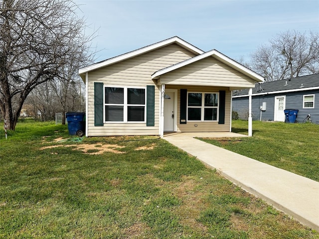 view of front of property featuring a front yard