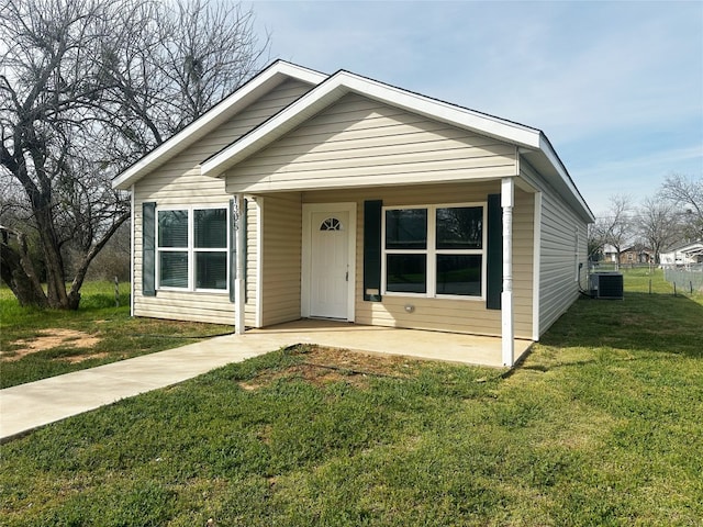 view of front facade with a front yard and central AC