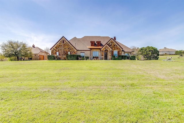 view of front of home featuring a front yard