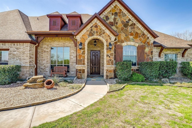 view of front facade with a front lawn