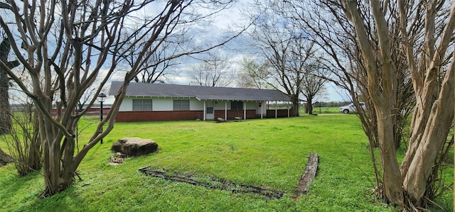 view of front facade featuring a front lawn