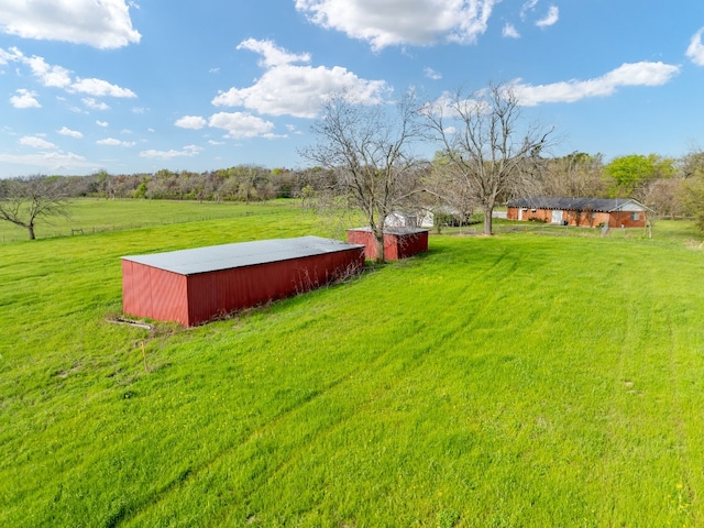 view of yard featuring an outdoor structure