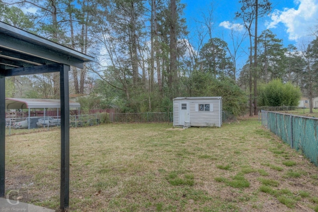 view of yard featuring a storage unit