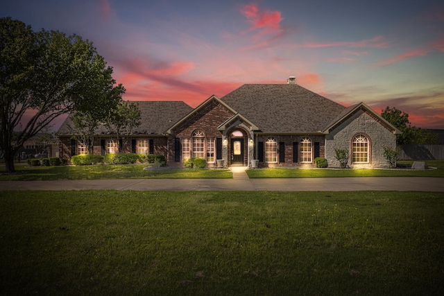 view of front of house featuring a lawn