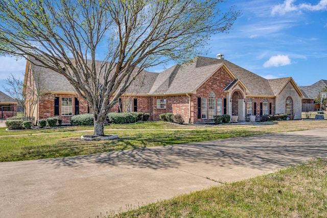 view of front facade with a front yard