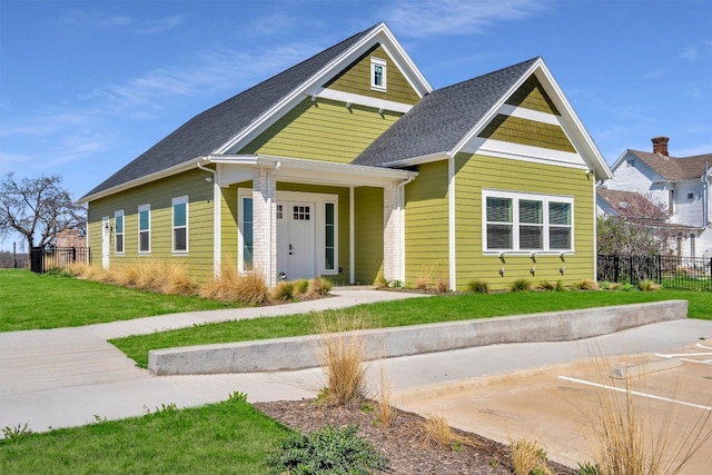 view of front facade featuring a front lawn