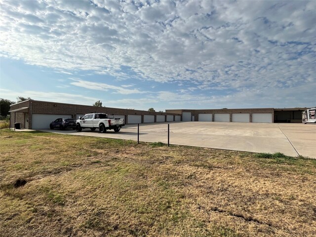 view of yard featuring community garages