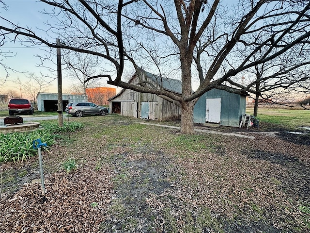 view of yard featuring an outdoor structure