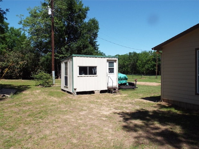 view of yard featuring a shed