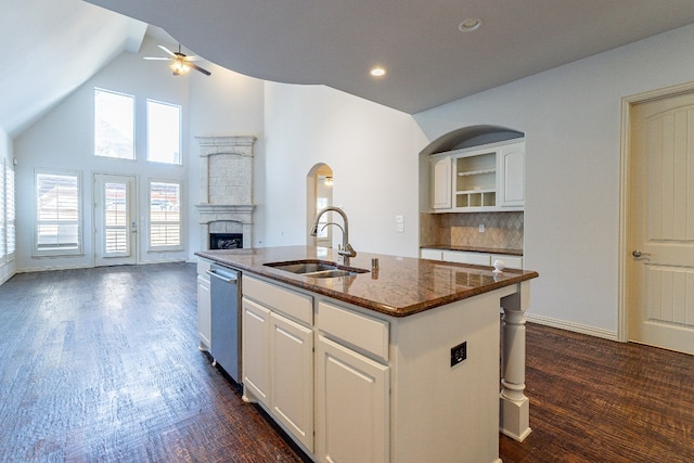 kitchen featuring dark hardwood / wood-style flooring, tasteful backsplash, white cabinets, a kitchen island with sink, and ceiling fan