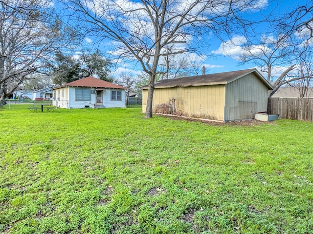 view of yard featuring a shed