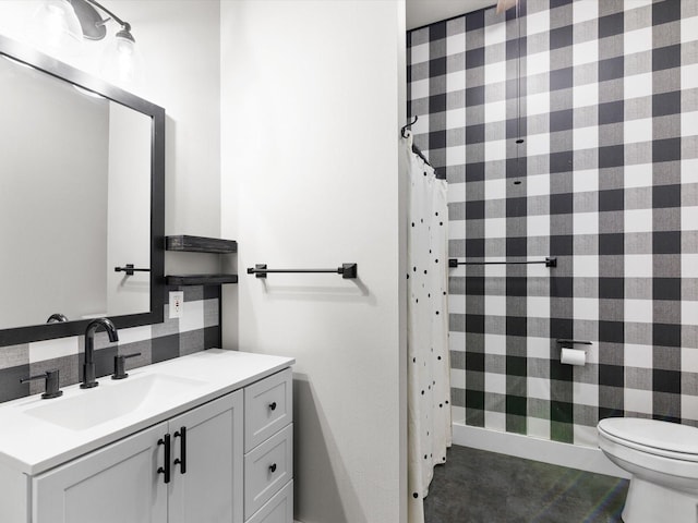 full bath featuring curtained shower, toilet, vanity, and decorative backsplash