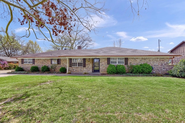 ranch-style home featuring a front lawn