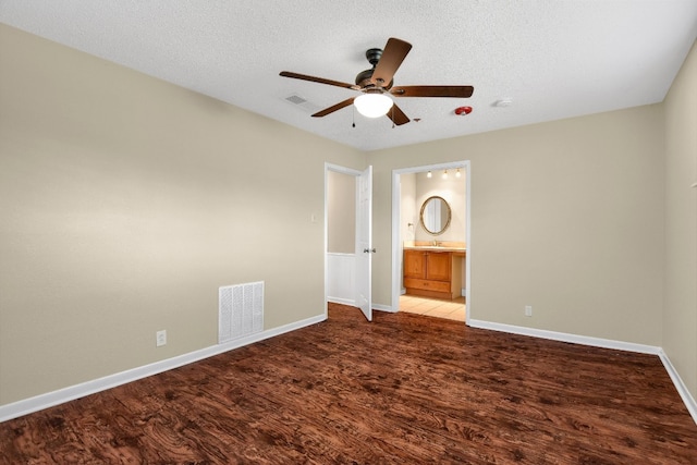 empty room featuring a textured ceiling, light hardwood / wood-style floors, and ceiling fan