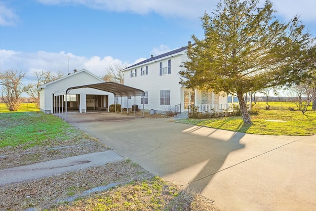 view of front of property featuring a front yard and a carport