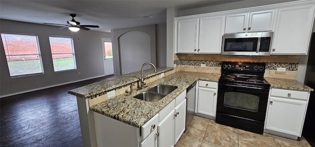 kitchen with tasteful backsplash, stainless steel appliances, kitchen peninsula, ceiling fan, and sink