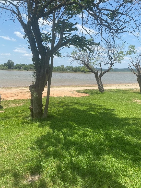 view of yard featuring a water view