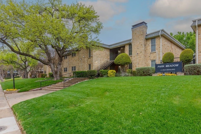 view of front facade with a front yard