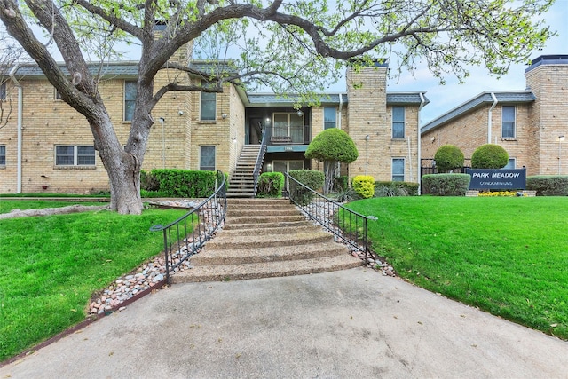 view of front of home featuring a front lawn