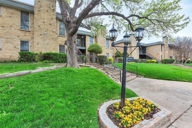 view of front of property featuring a front yard