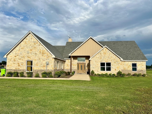 view of front facade featuring a front yard