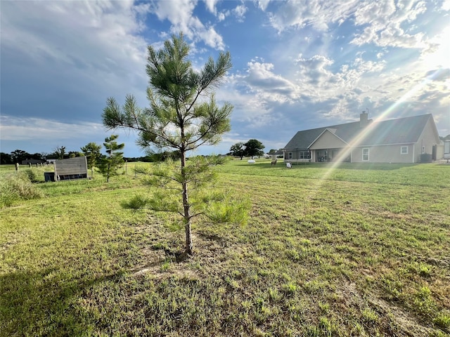 view of yard featuring a rural view