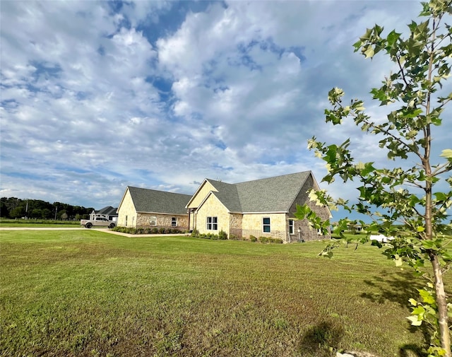 view of front of home featuring a front yard