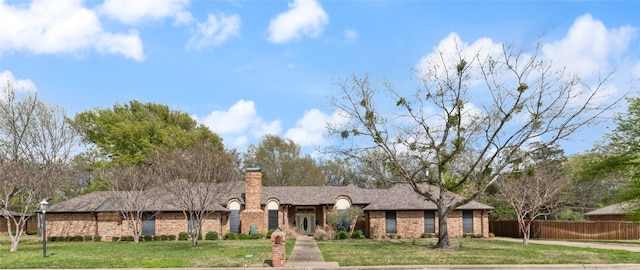 view of front of property featuring a front lawn