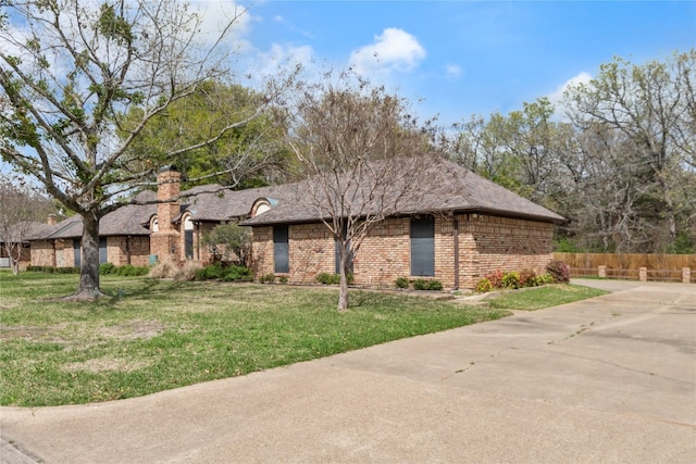 view of front of house with a front lawn