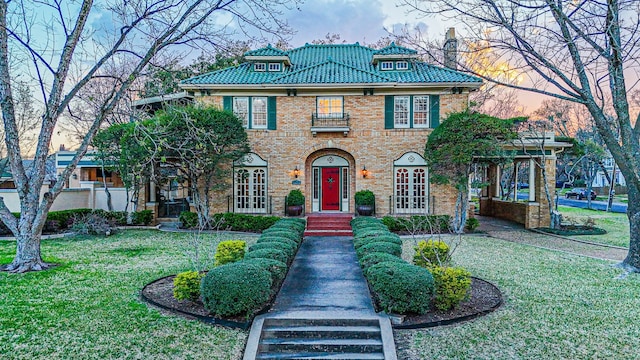 view of front of property with a lawn