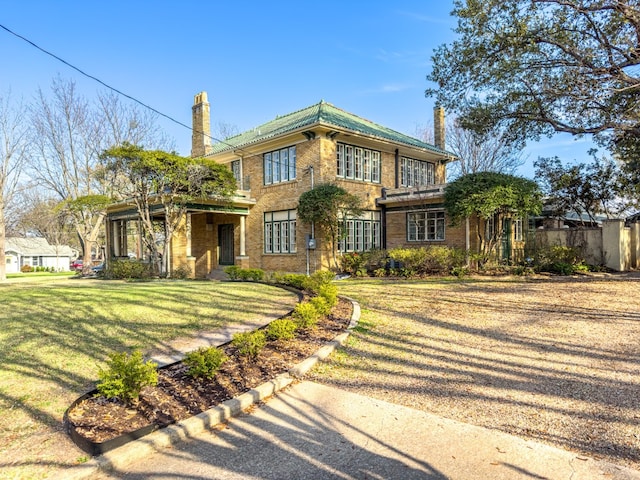 view of front facade with a front lawn