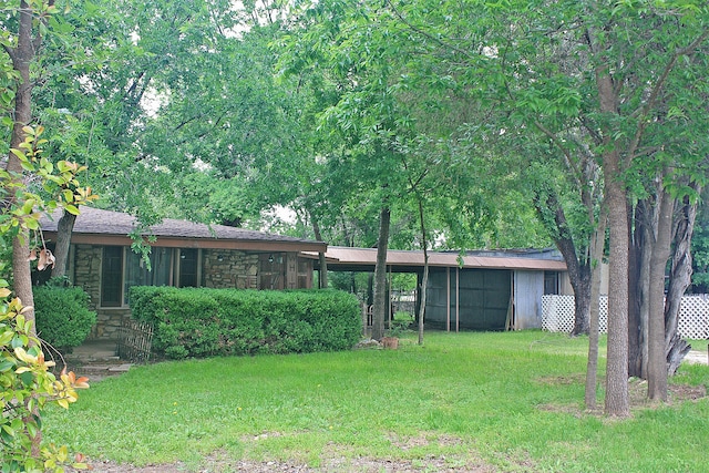 view of front of property featuring a front lawn