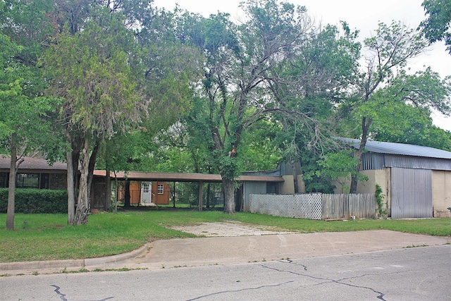 view of front of house featuring a front yard