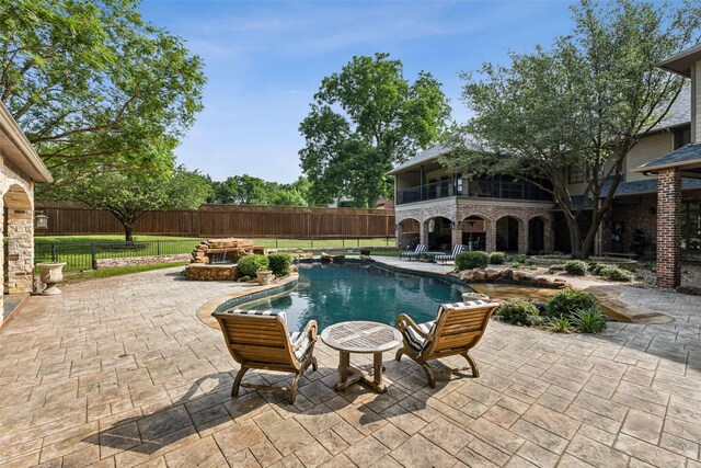 view of swimming pool featuring a patio and a jacuzzi