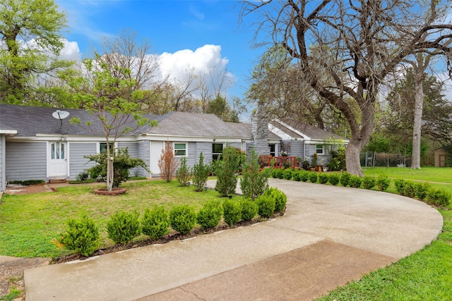 ranch-style house featuring a front lawn