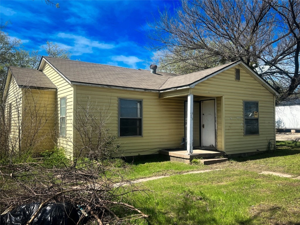 view of front of property featuring a front yard