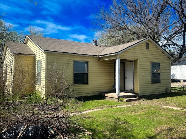 view of front of property featuring a front yard