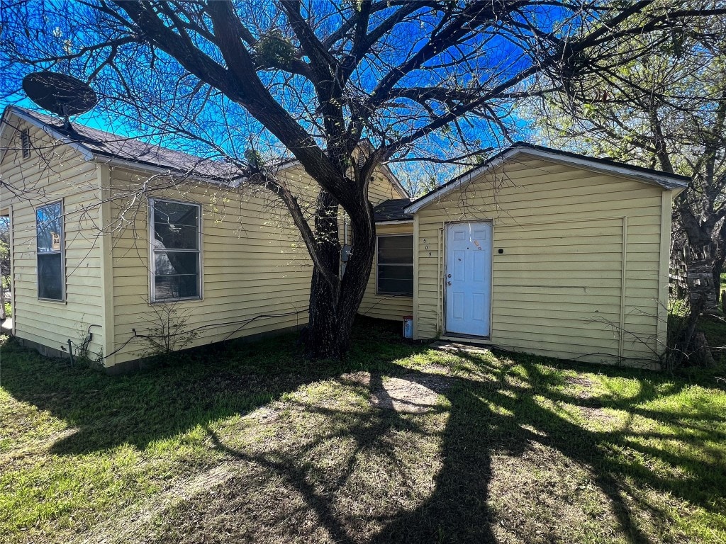 view of shed / structure featuring a lawn