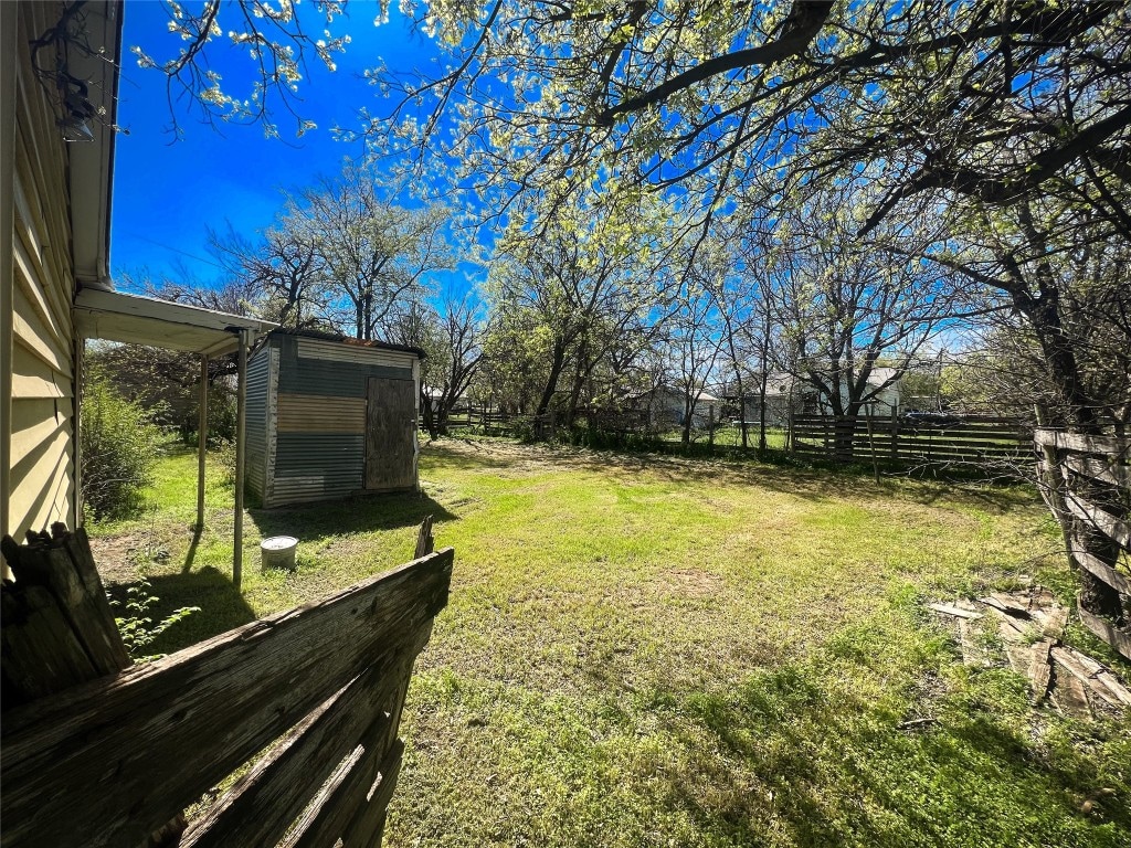 view of yard featuring a shed