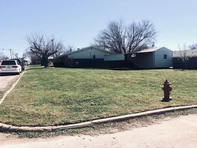 view of side of property featuring a lawn