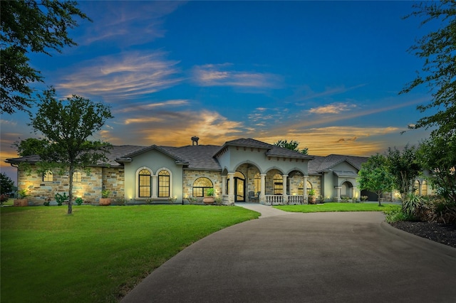 view of front of property featuring a yard