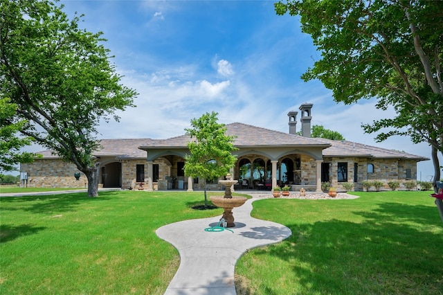 view of front facade featuring a front lawn