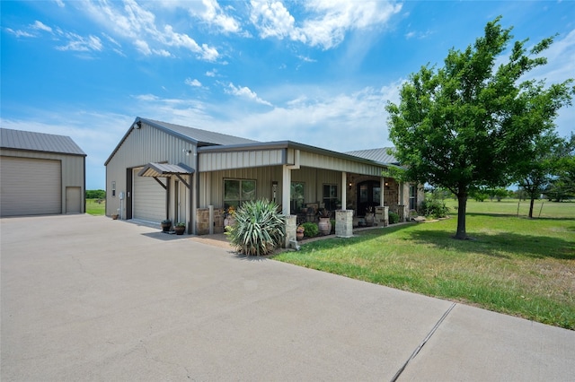 view of front of home featuring a front lawn and a garage