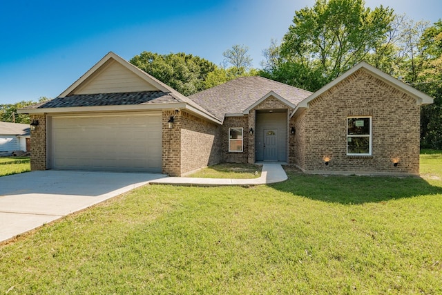 view of front of house featuring a front lawn and a garage