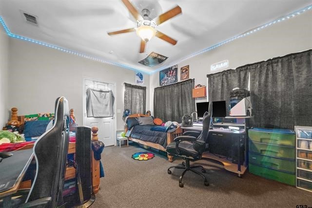 carpeted bedroom featuring ceiling fan