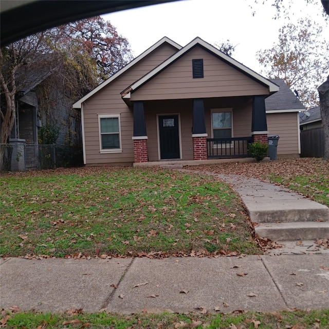 view of front facade featuring a porch and a front lawn