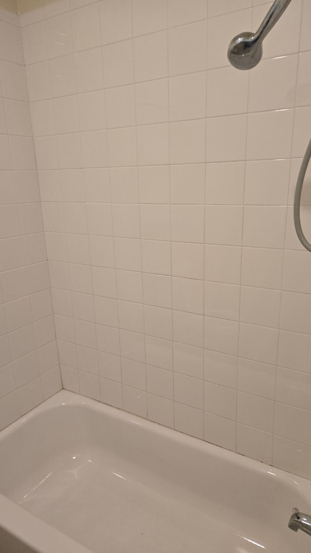 bathroom featuring tiled shower / bath