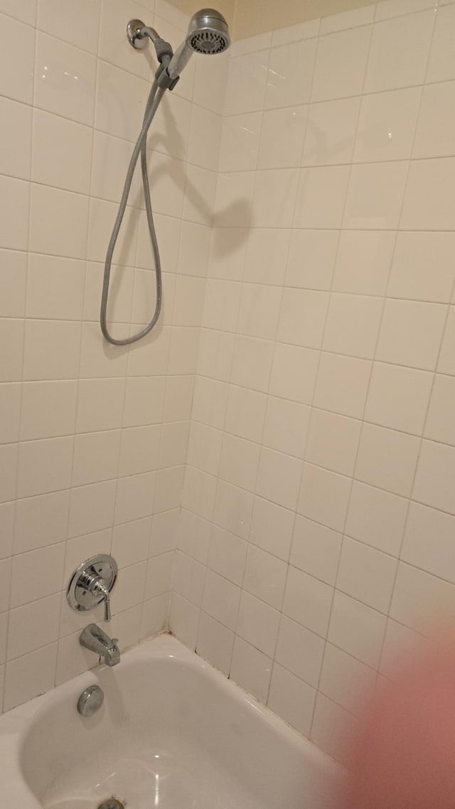 bathroom featuring tiled shower / bath